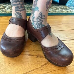 Super Classic Dansko Brown Leather Clogs w/ Velcro straps and flowers sz 39
